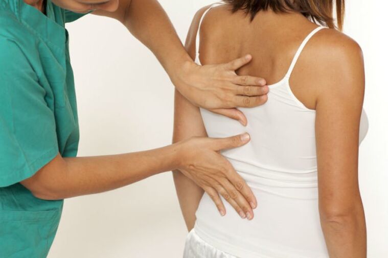 examen du dos pour des douleurs sous l'omoplate gauche