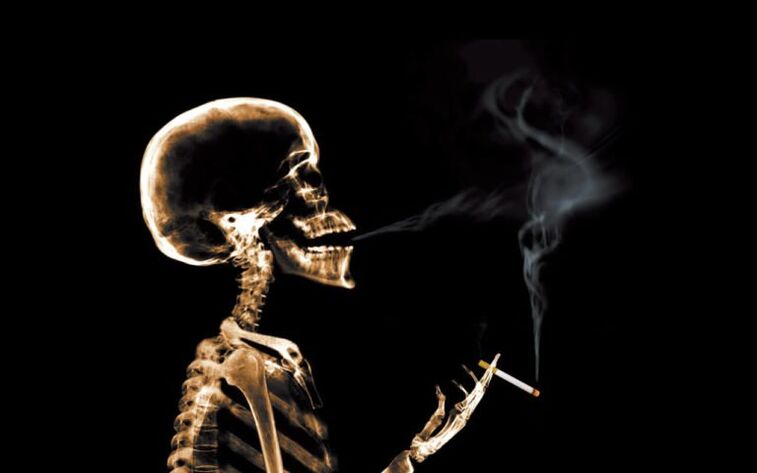 fumer comme cause de maux de dos dans la région des omoplates