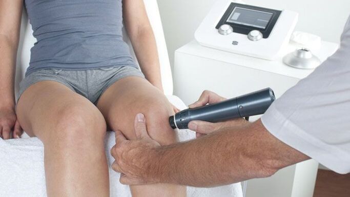 Procédure de thérapie par ultrasons pour la douleur dans l'articulation du genou