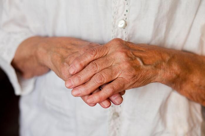 Les douleurs dans les articulations des mains dérangent souvent les personnes âgées