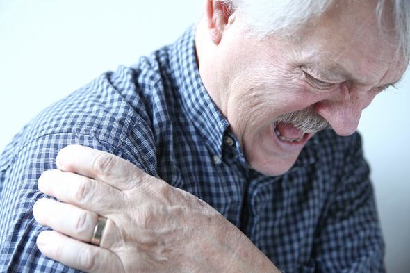 Douleur à l'épaule chez un homme âgé diagnostiqué avec une arthrose de l'articulation de l'épaule