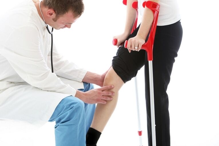 Inspection du genou d'un patient avec arthrose de l'articulation du genou